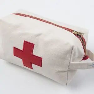 Biała torba bawełniana z czerwonym krzyżem medycznym i sznurkiem do ściągania